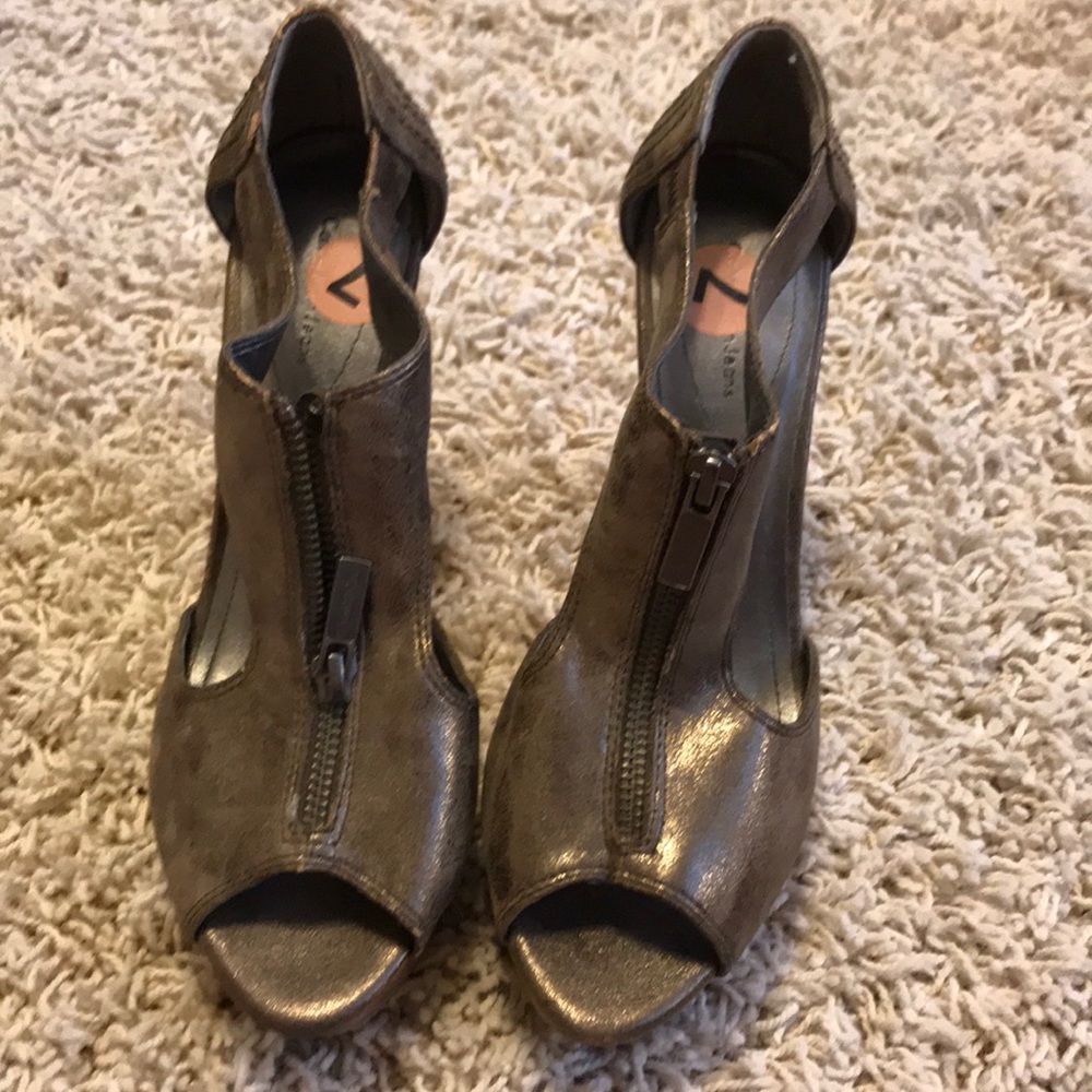 Wood platform heel with zipper